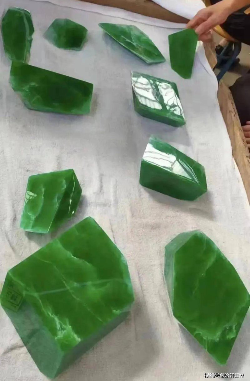 翡翠行业的精彩变迁：佛山批发市场的最新动向