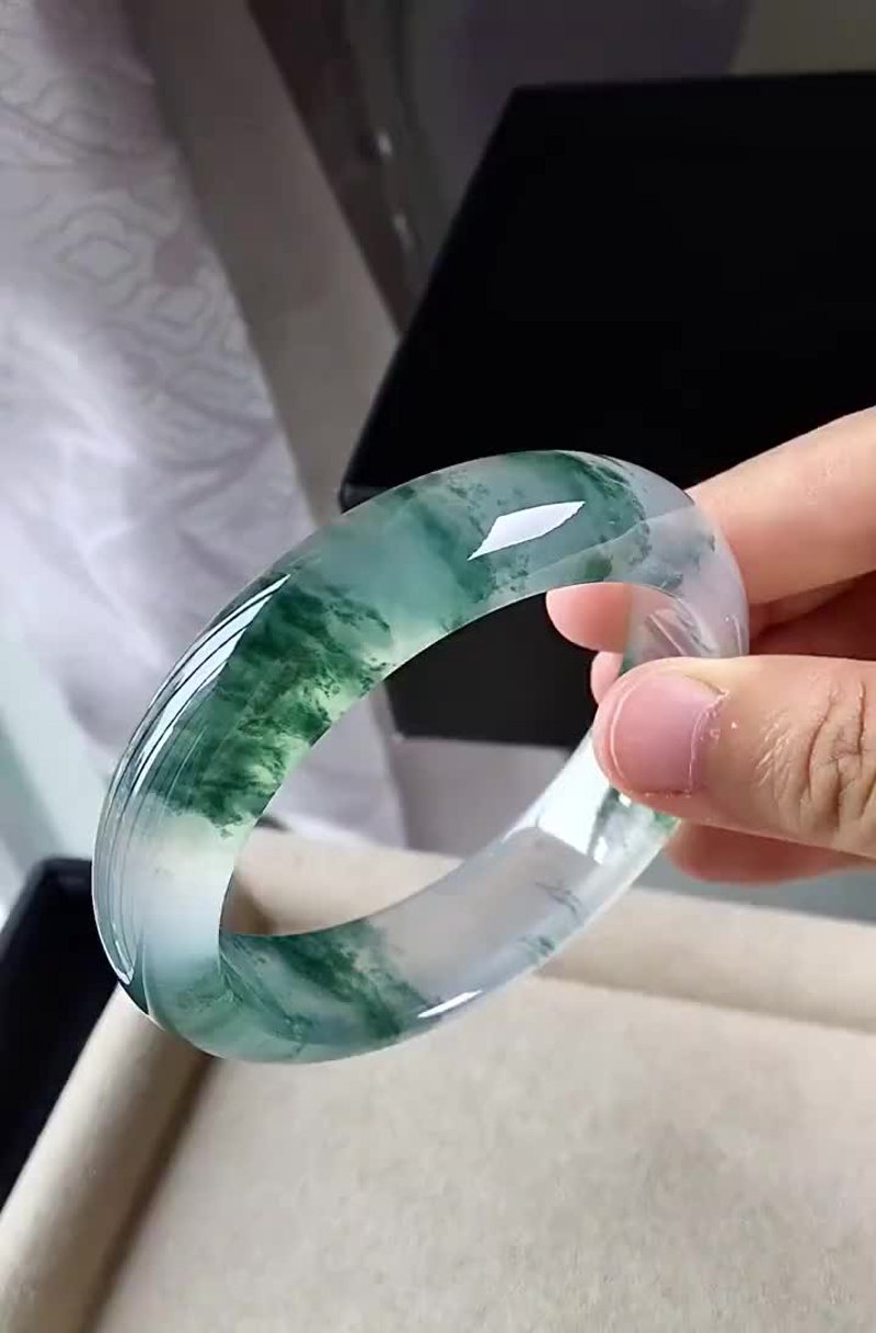 翡翠之韵:定制手镯,传递美好情感